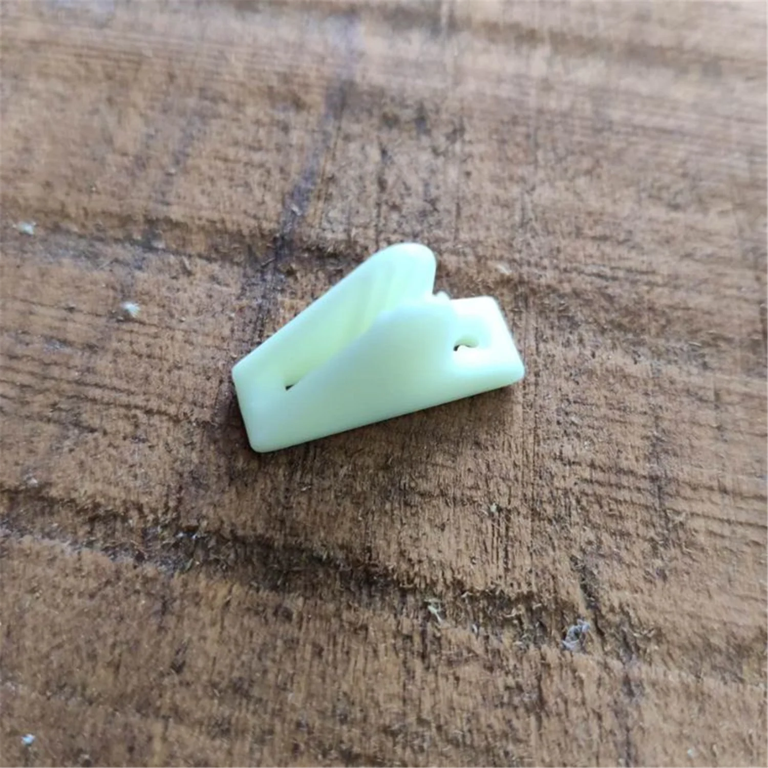 Orson Glow in the Dark Triangle Tensioners For 1-2mm Guy Rope - 10 Pack - Image 3